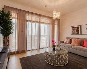 Walking Distance to Burj Khalifa! - Garhoud - Living room