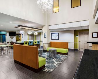 La Quinta Inn by Wyndham Pasadena - Пасадена - Лаунж