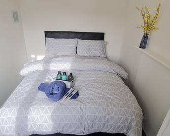 Room 4 - Double bed - 2nd floor - Wifi and is a 2 min walk from Iver station - Iver