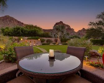 Stunning Camelback Views, 4 bdrm 3 bath + Office w/ Futon, Firepit, B-Ball Court - Paradise Valley - Patio