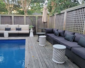 Unique multi-level, private tree house w/pool, close to town,1 block to ocean. - Sayville - Piscina