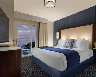 Hyannis Harbor Hotel - Harborside Tower King Harborfront Suite with Kitchen - Hyannis - Schlafzimmer