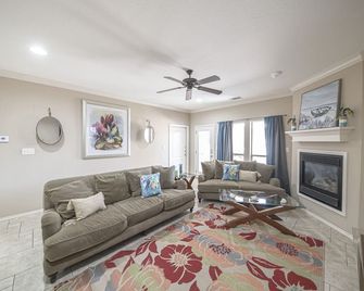 Right At Home-Midland Retreat with covered patio - Midland - Living room