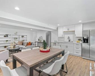 Charming 2-bedroom and 1 Full bath basement apartment with WiFi and AC in lovely Edmonds - Edmonds - Dining room