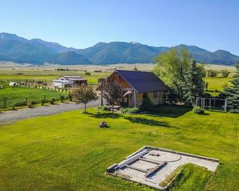 Adorable Montana Country Cabin - Whitehall - Building