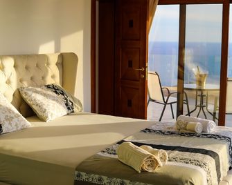 Amazing views. Charming and Happy pleace. Joyful atmosphere. - Sveti Stefan - Bedroom