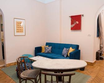 The Pink Powder Room - 5 mins to Tahrir Square - Madinat Coraya - Living room