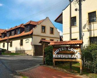 Hotel Lony - Mochov - Building