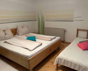 Apartment with mountain view - Sattendorf - Schlafzimmer