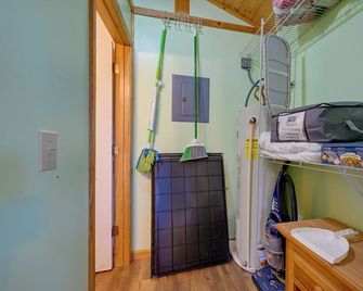 Secluded Nantahala 'Gone Hunting' Cabin w/ Hot Tub - Bryson City