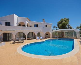 Large villa and private heated (optional) swimming pool. Beautiful surrounding. - Portimão - Pool