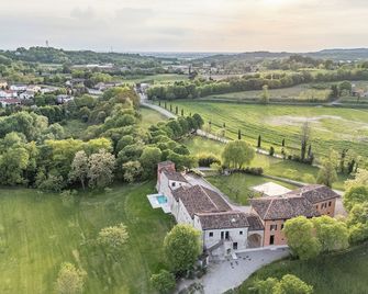 Corte Baruzzo Relais - Volta Mantovana - Buiten zicht
