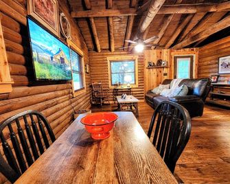 Chris's Cozy Cabin - Hot Springs - Dining room