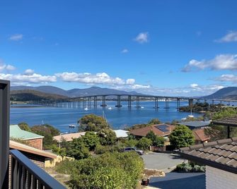 Hesket Guesthouse with views, privacy & 7 minute drive to Hobart CBD - Montagu Bay - Balcony
