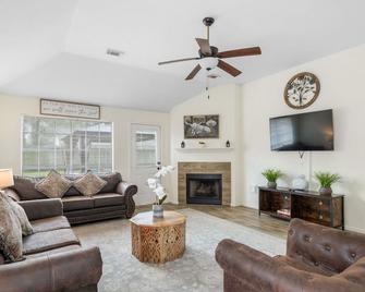 IAH Place: 4 bed, patio-sleeps 8+ - Humble - Living room