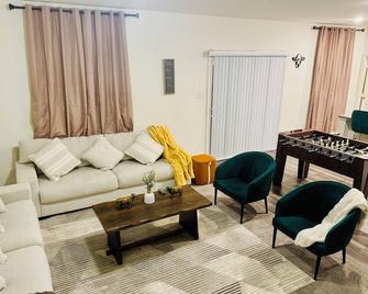 Spacious 4-bedroom house in serene Crowley with WiFi, AC - Crowley - Sala de estar