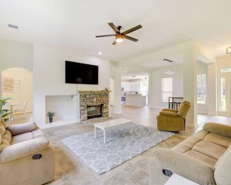 Airy Dayton Vacation Home with Deck and Private Yard! - Dayton - Sala de estar