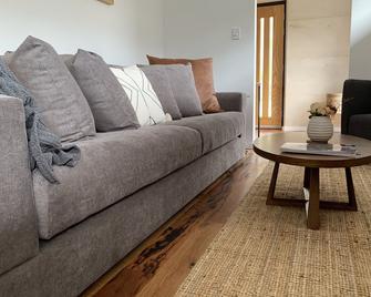 Driftwood - Relax, Recharge and Play - Central Busselton. - Busselton - Living room