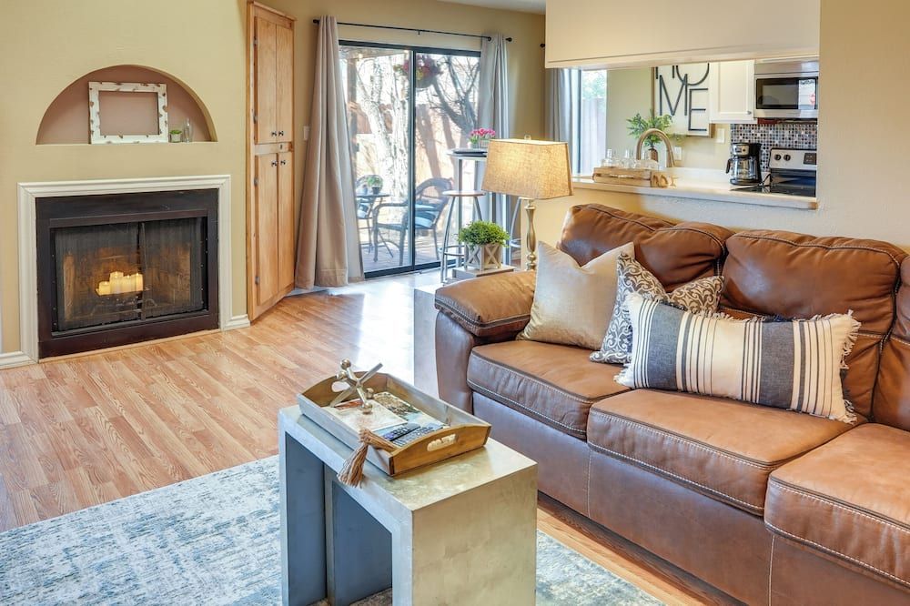 1 Mi To Unm Convenient Albuquerque Townhome! - ألبوكيركي - غرفة معيشة