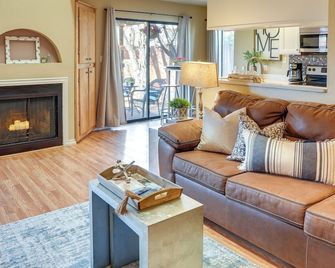 1 Mi To Unm Convenient Albuquerque Townhome! - ألبوكيركي - غرفة معيشة