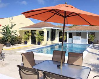Colony Club Inn & Suites - Nassau - Zwembad