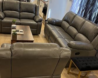 Leopardprint Co.Executive Suite - Ferguson - Lounge