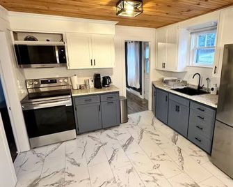 River Front Getaway with private beach and close to all amenities. - Quispamsis - Kitchen