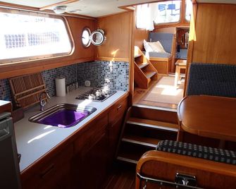 Unusual and responsible holidays - Dockside boat rental - Pointe du R - Audierne - Kitchen