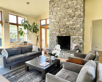 Enjoy 120 acres in Sun Valley with unparalleled views of Baldy and beyond - Hailey - Living room