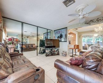 4 Mi to Hard Rock Stadium: Miramar Home w/ BBQ! - Miramar - Pokój dzienny