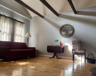 Bell’s Place \n\n“ You’re at home at Bell’s Place“!\n Family friendly - Bennettsville - Living room