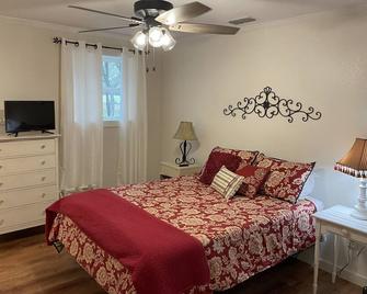 3bd 2bth Barndominium home is 17 mi from Canton 1st Monday. Hunting and fishing - Athens - Спальня