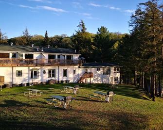 Water Front cottage near Muskoka -- 3 bedroom cottage with private dock - Parry Sound - Building