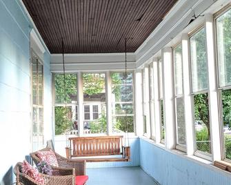 Trendy Uptown Apartment, steps away from many culinary and entertainment options - Mineápolis - Patio