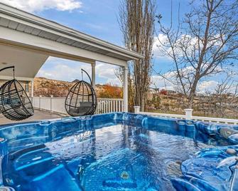 Private Ranch, Spa, Sauna, Theater, Double Pickleball Courts, Skiing Nearby! - Lehi - Pool