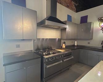 Modern 3000sf 4-bedroom loft in historic Downtown Fort Scott - Fort Scott - Küche