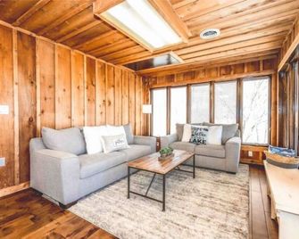 Secluded Luxurious Cabin, Sleeps 16, Hot tub Sauna - Somerset - Living room