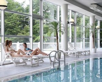 Menard Aoyama Resort: Wafukan Utatsu - Iga - Zwembad