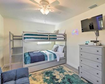Merritt Island Home w/ Spa - 8 Mi to Cocoa Beach! - Merritt Island - Bedroom