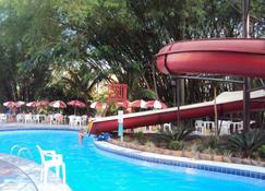 大海豚公寓飯店 - 費里亞斯卡爾達斯諾瓦斯 - 卡達斯諾瓦斯 - 游泳池
