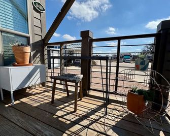 The Tiny Tejas with Pool and Hot Tub - Austin - Balcón
