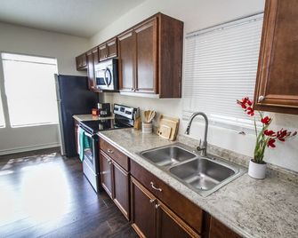 Cozy Remodeled 2br/2ba Near Downtown Sleeps 8 - San Antonio - Kitchen