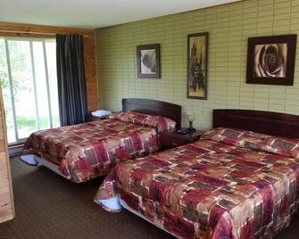 Cedar Creek Standard 1 - Falcon Lake - Bedroom