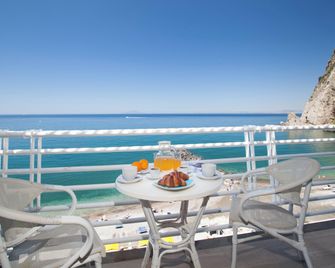 Alimuri Bay Resort - Meta - Balkon