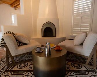 Peaceful Suite in Desert Inn-Santa Clara King Room - Ojo Caliente - Living room