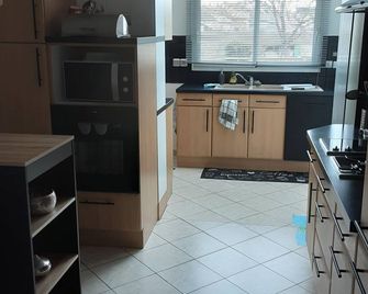 House 5 minutes from the station by car and 10 minutes from the 24-hour race circuit - Le Mans - Phòng bếp