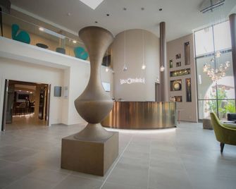 Hotel Lou Castelet - Carros - Lobby