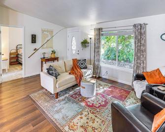1 Mi to Tubbs Hill and Lake Midtown Home with Yard! - Coeur d'Alene - Oturma odası