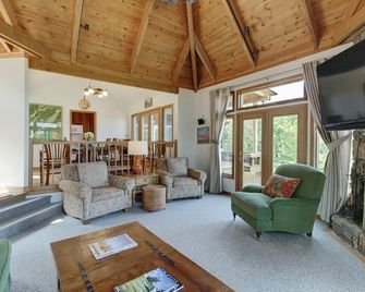 Breathtaking Mountain Views 5 min to Omni Homestead Resort! - Hot Springs - Sala de estar