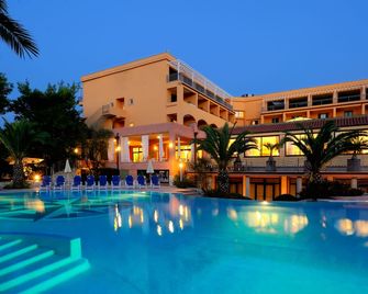 Hotel I Melograni - וייסטה - בריכה